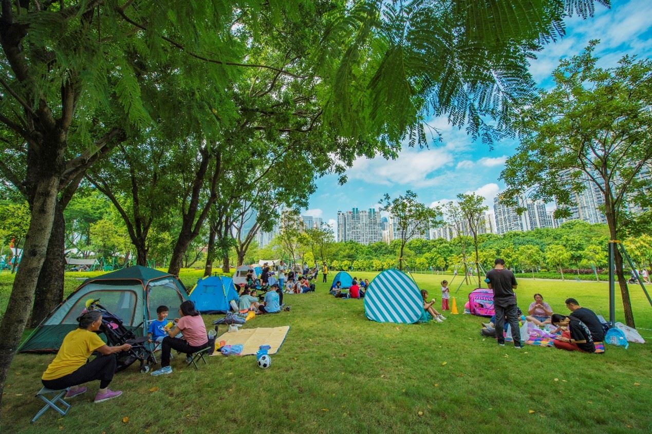 珠江公園內(nèi)，居民們正露營休憩。受訪者供圖