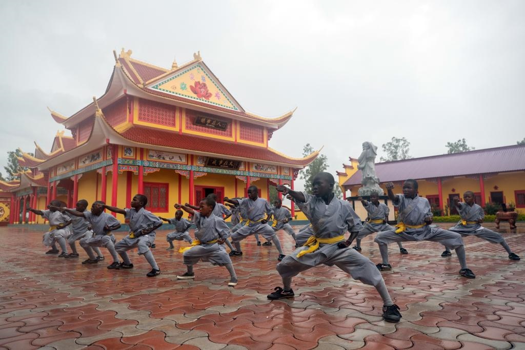 1月21日，在位于贊比亞首都盧薩卡市郊區(qū)的少林寺文化中心，學(xué)員練習(xí)中國功夫。