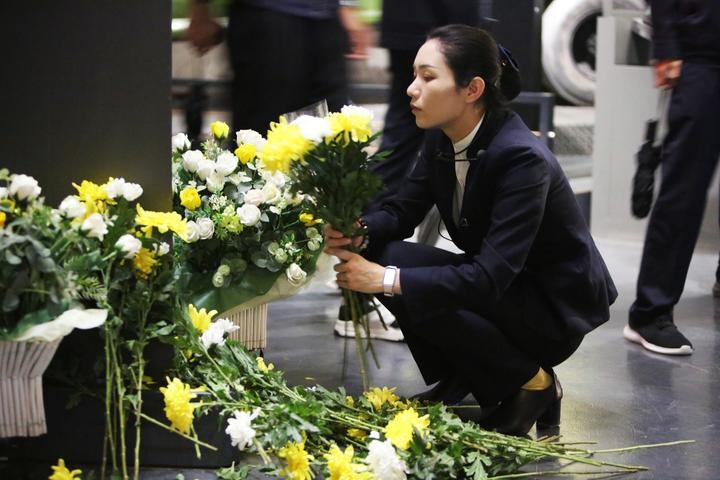 9月18日，工作人員在侵華日軍第七三一部隊(duì)罪證陳列館整理花束。新華社記者 石楓 攝