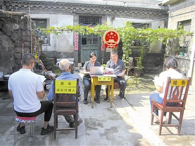 圖②：法庭在農(nóng)家小院開展巡回審判。