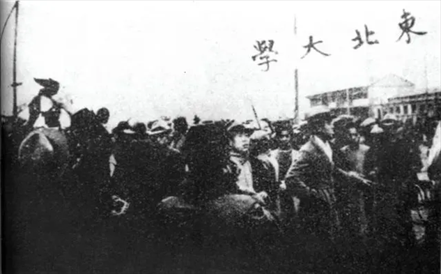 △東北大學學生走在一二·九請愿游行隊伍最前列。