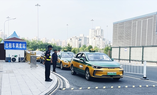 北京南站實施出租車北廣場落客分流，實現(xiàn)“落、接”兩用。人民網(wǎng)記者 喬雪峰攝