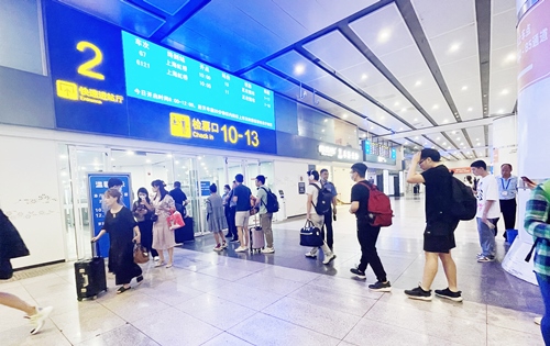 在快速進站廳前排隊等待檢票的旅客。人民網(wǎng)記者 喬雪峰攝