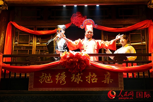 拋繡球。人民網(wǎng) 盧鵬宇攝