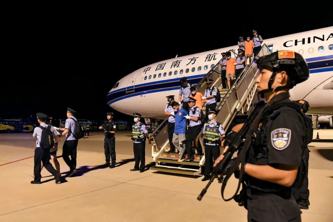153名實施跨境裸聊敲詐的犯罪嫌疑人從印度尼西亞被押解回國。公安部供圖
