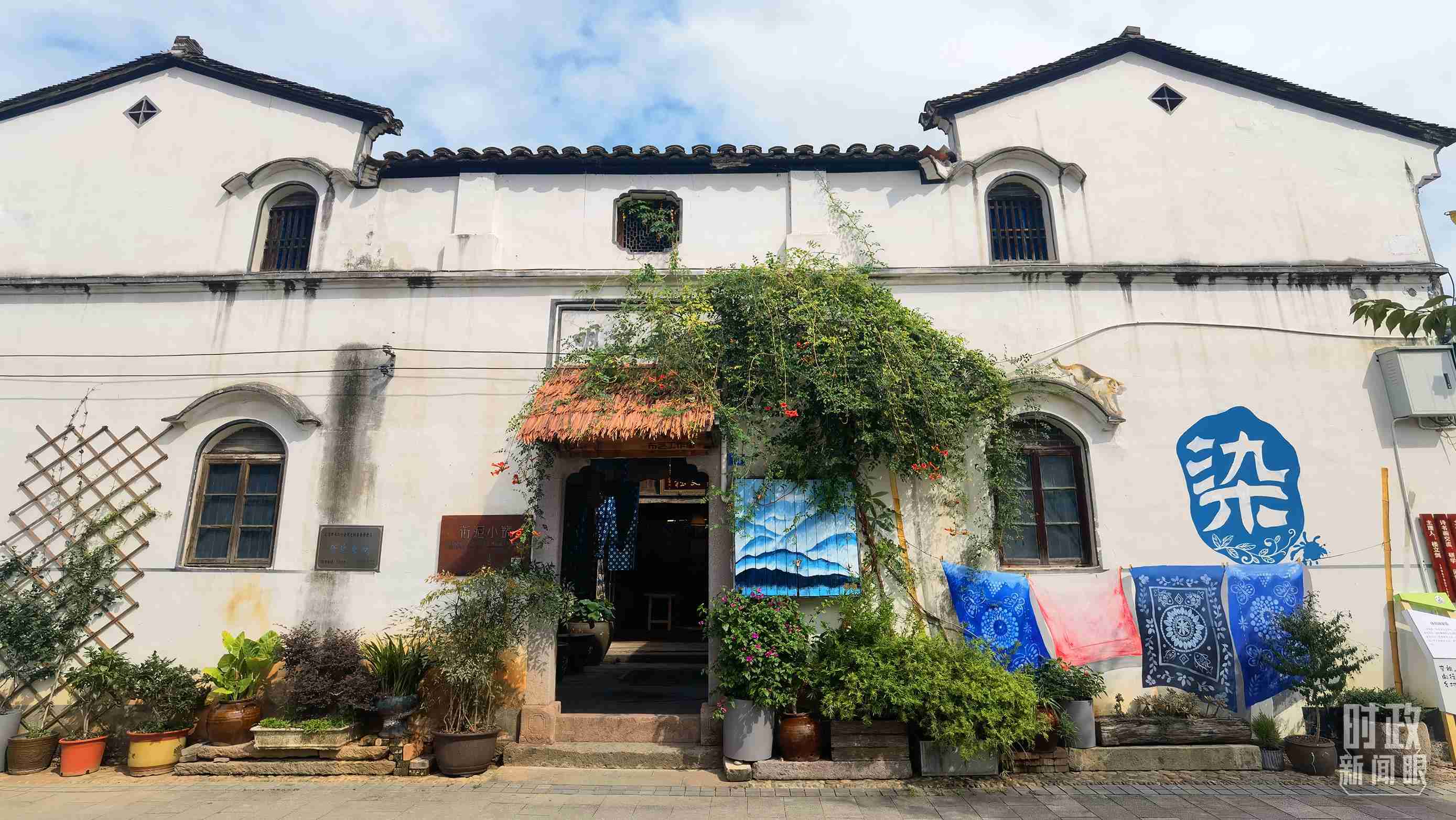 △李祖村的藝術(shù)染坊。（總臺(tái)央視記者周志國(guó)拍攝）