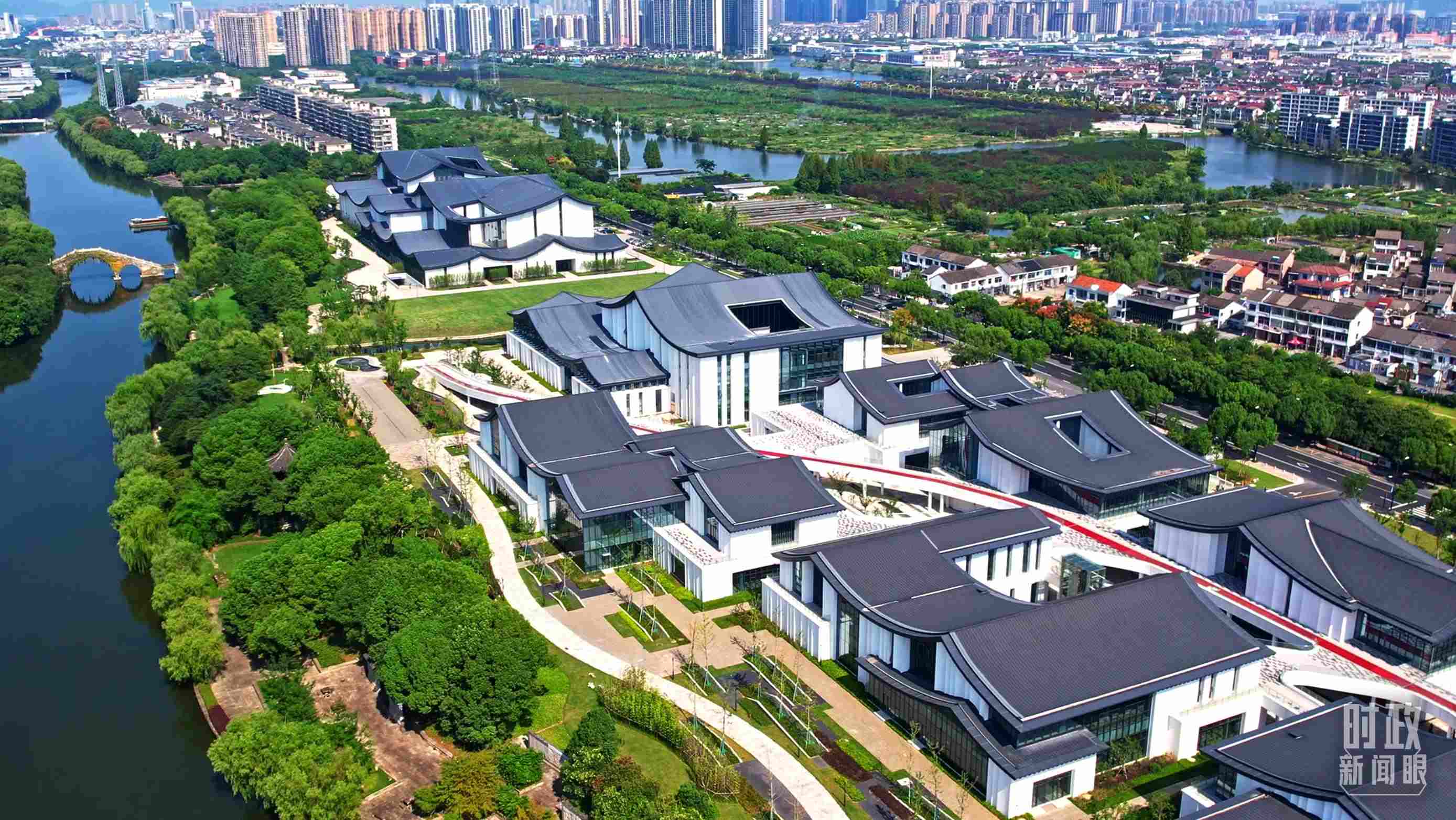 △臨河而建的浙東運(yùn)河文化園。（總臺(tái)央視記者范凱拍攝）