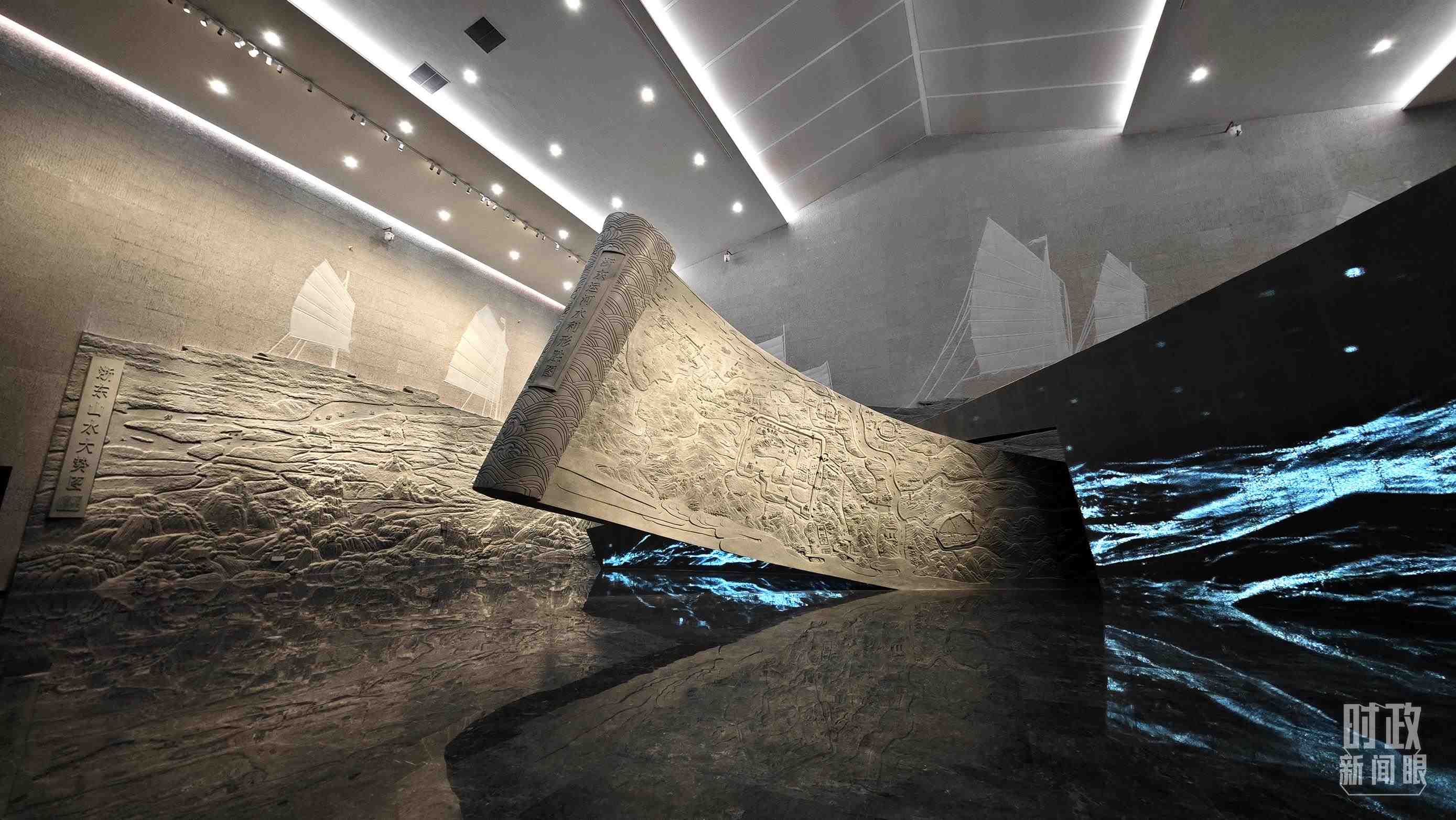 △博物館內(nèi)的《浙東運(yùn)河水利形勝圖》《浙東山水大勢(shì)圖》浮雕。（總臺(tái)央視記者彭漢明拍攝）