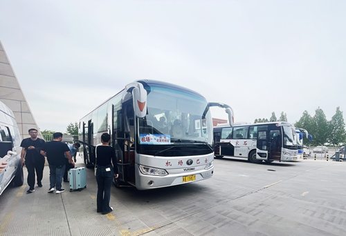 旅客準備乘坐免費擺渡車前往正定機場。人民網(wǎng)記者 喬雪峰攝
