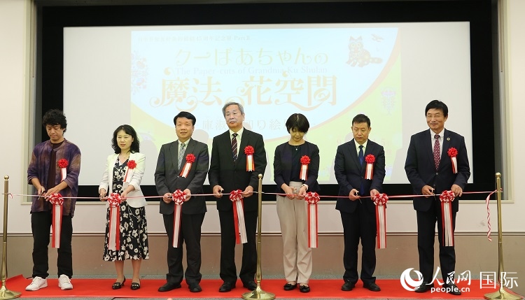 嘉賓共同為開(kāi)幕式剪彩。人民網(wǎng) 許可攝