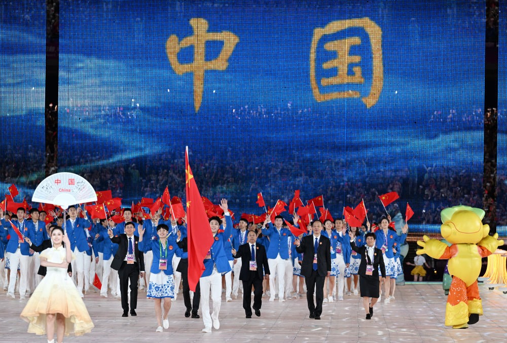 中國(guó)代表團(tuán)在開幕式上入場(chǎng)。