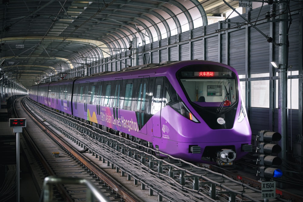 從杭州火車西站出發(fā)，地鐵19號(hào)線貫穿杭州火車東站、杭州蕭山機(jī)場(chǎng)，“亞運(yùn)號(hào)”地鐵專列運(yùn)行在這條線路上。