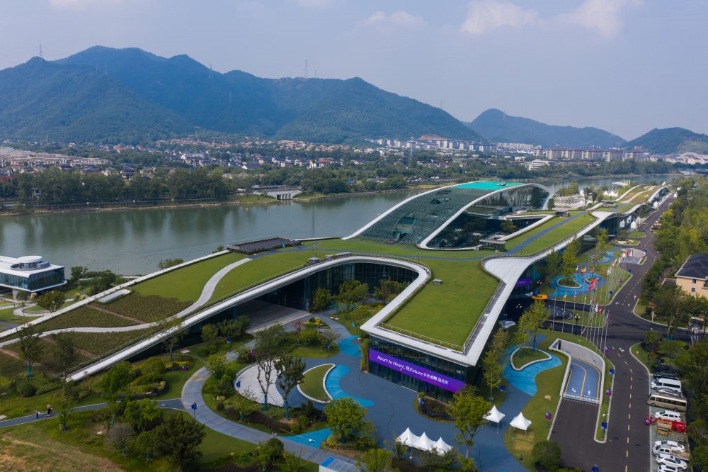 從空中俯瞰杭州富陽(yáng)水上運(yùn)動(dòng)中心，屋頂被綠植覆蓋。