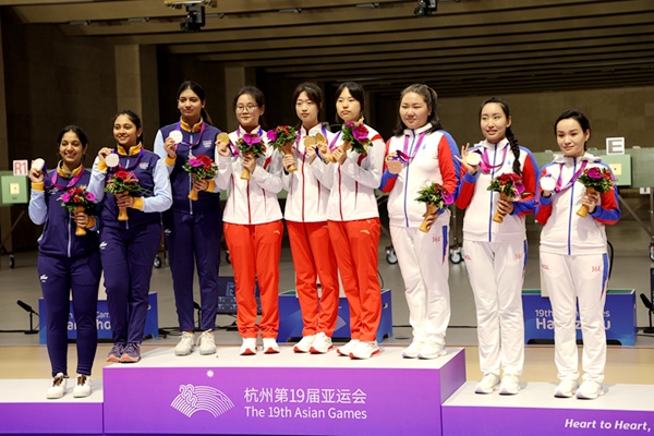 9月24日，杭州亞運(yùn)會(huì)射擊女子10米氣步槍團(tuán)體賽頒獎(jiǎng)儀式。人民網(wǎng)記者 胡雪蓉?cái)z