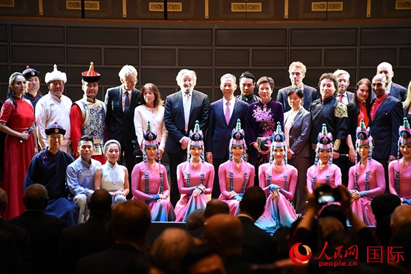中國(guó)駐瑞典大使崔愛(ài)民夫婦與演職人員及部分來(lái)賓合影留念。人民網(wǎng)記者 殷淼攝