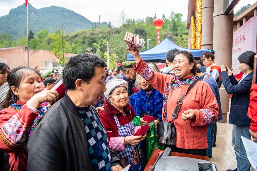 4月13日，在華溪村第五屆分紅大會上，村民在排隊領取分紅。新華社記者 唐奕 攝