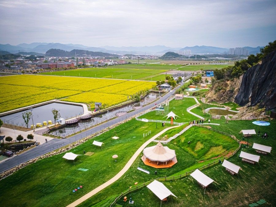  浙江省諸暨市楓橋鎮(zhèn)杜黃新村用廢棄礦山改造的露營(yíng)旅游地（2023年3月29日攝）。