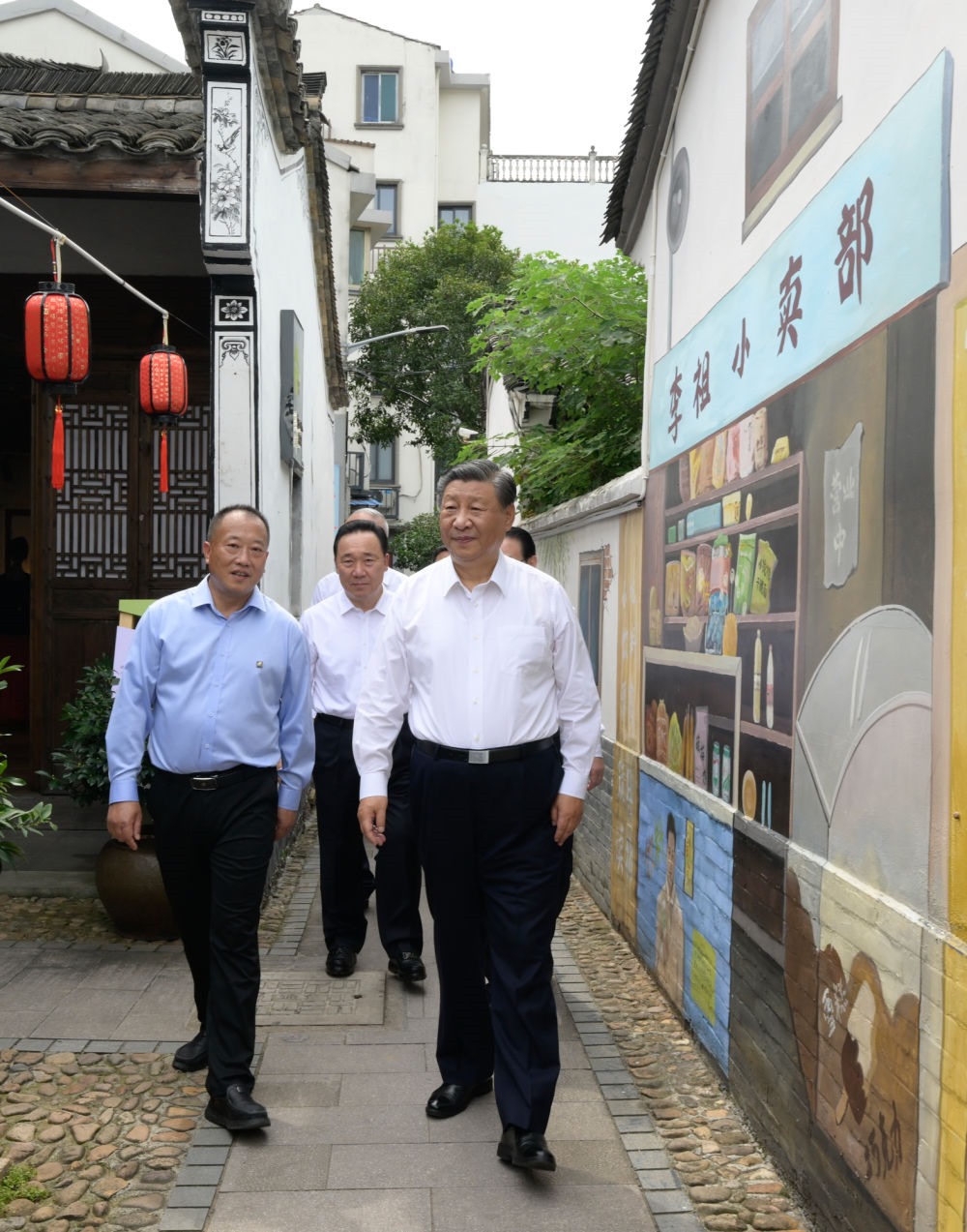20日上午，習(xí)近平在金華市義烏市后宅街道李祖村考察。