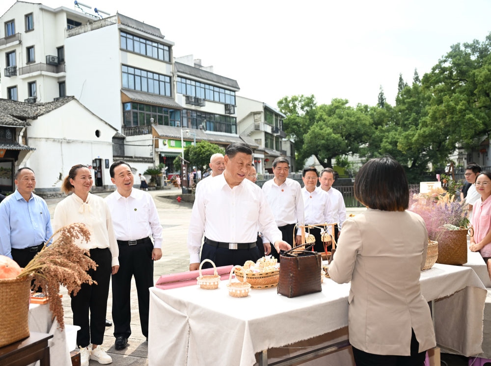 20日上午，習(xí)近平在金華市義烏市后宅街道李祖村考察。