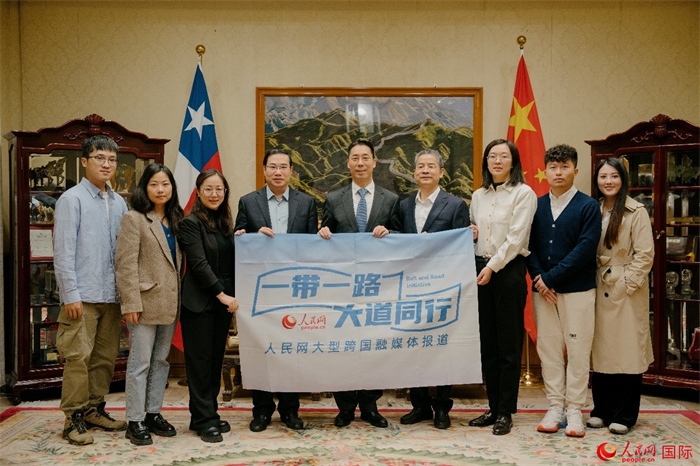 牛清報(bào)大使（中）與人民網(wǎng)、人民日?qǐng)?bào)社記者合影。 人民網(wǎng)記者 張若涵攝