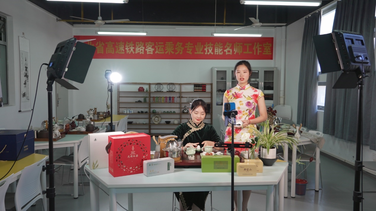 學(xué)生們正在直播。受訪單位供圖