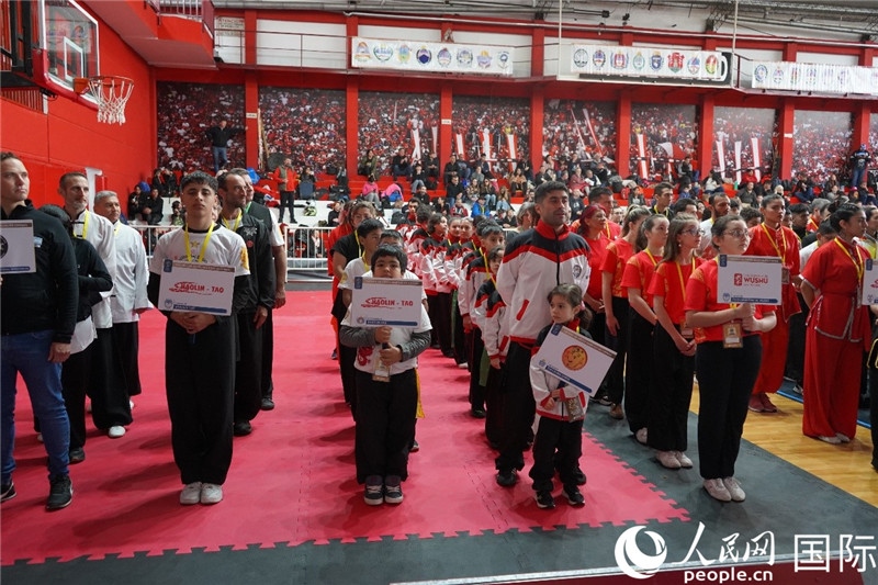 圖為開幕式現(xiàn)場運動員入場儀式。人民網(wǎng)記者 許放攝