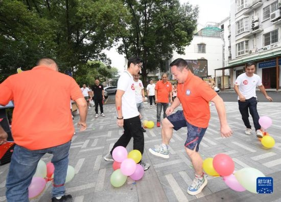 9月28日，在柯橋柯亭社區(qū)，各民族居民參加趣味運動會。