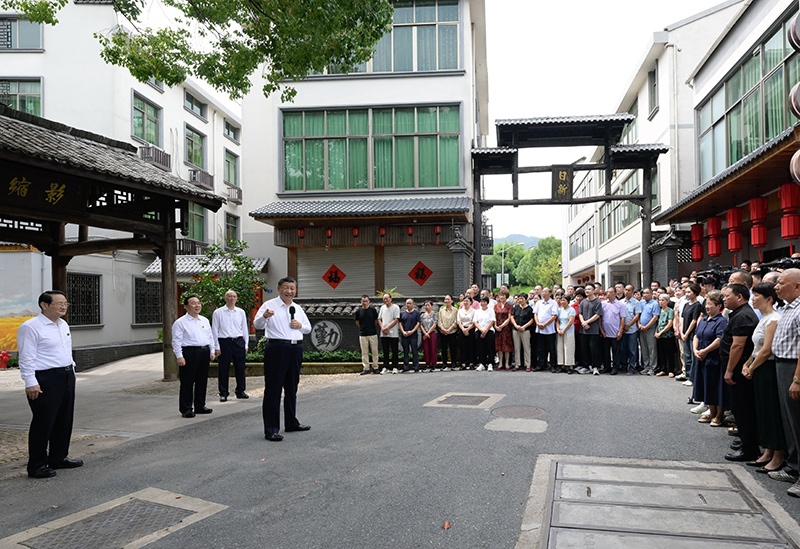 2023年9月20日，習近平在浙江省金華市義烏市后宅街道李祖村考察時，同群眾親切交流。