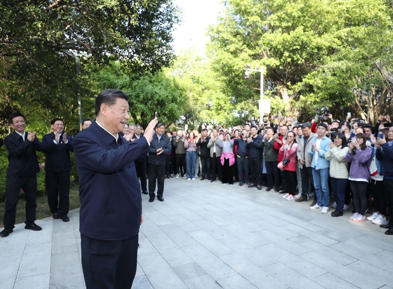 2021年3月24日，習近平在福建省福州市福山郊野公園考察時，向市民們招手致意。