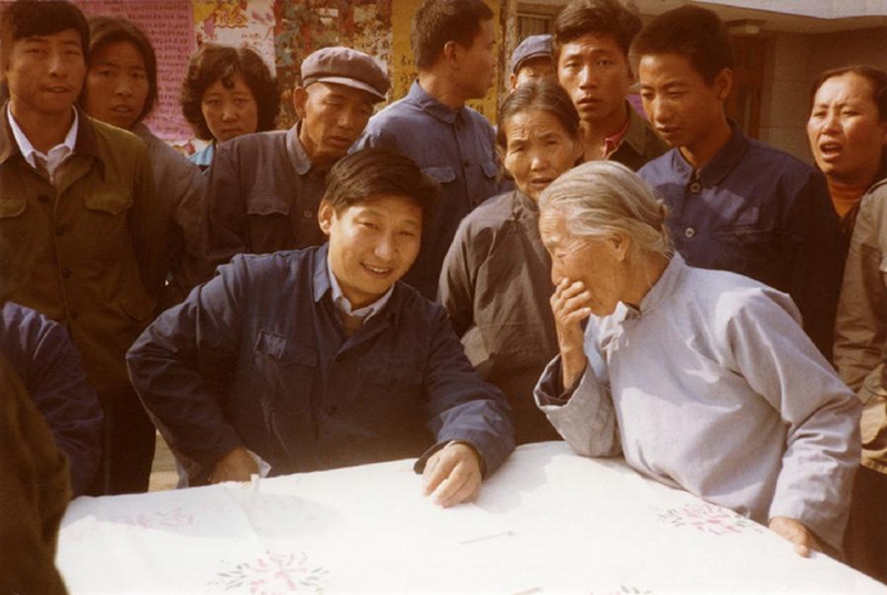 1983年，時任河北正定縣委書記的習近平（前排居中）臨時在大街上擺桌子聽取老百姓意見。