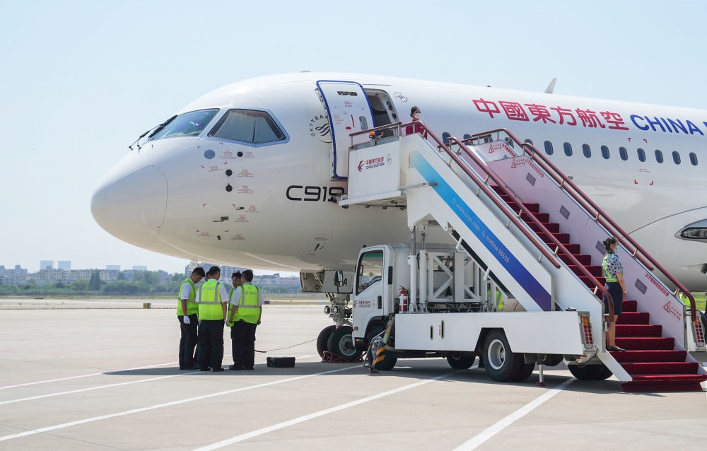 在上海虹橋國際機(jī)場停機(jī)坪拍攝的C919飛機(jī)（5月28日攝）。新華社記者 丁汀 攝