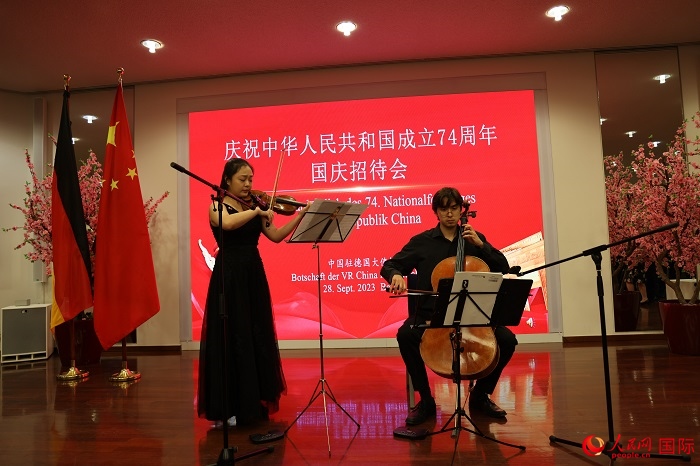 青年音樂(lè)家為來(lái)賓們現(xiàn)場(chǎng)演奏《我和我的祖國(guó)》。人民網(wǎng)記者 劉仲華攝