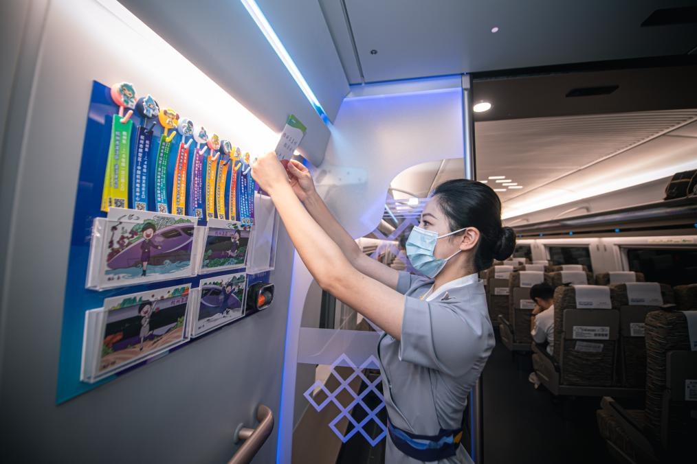 2023年9月16日，復(fù)興號(hào)亞運(yùn)智能動(dòng)車組列車正式載客運(yùn)營(yíng)。新華社記者 江漢 攝