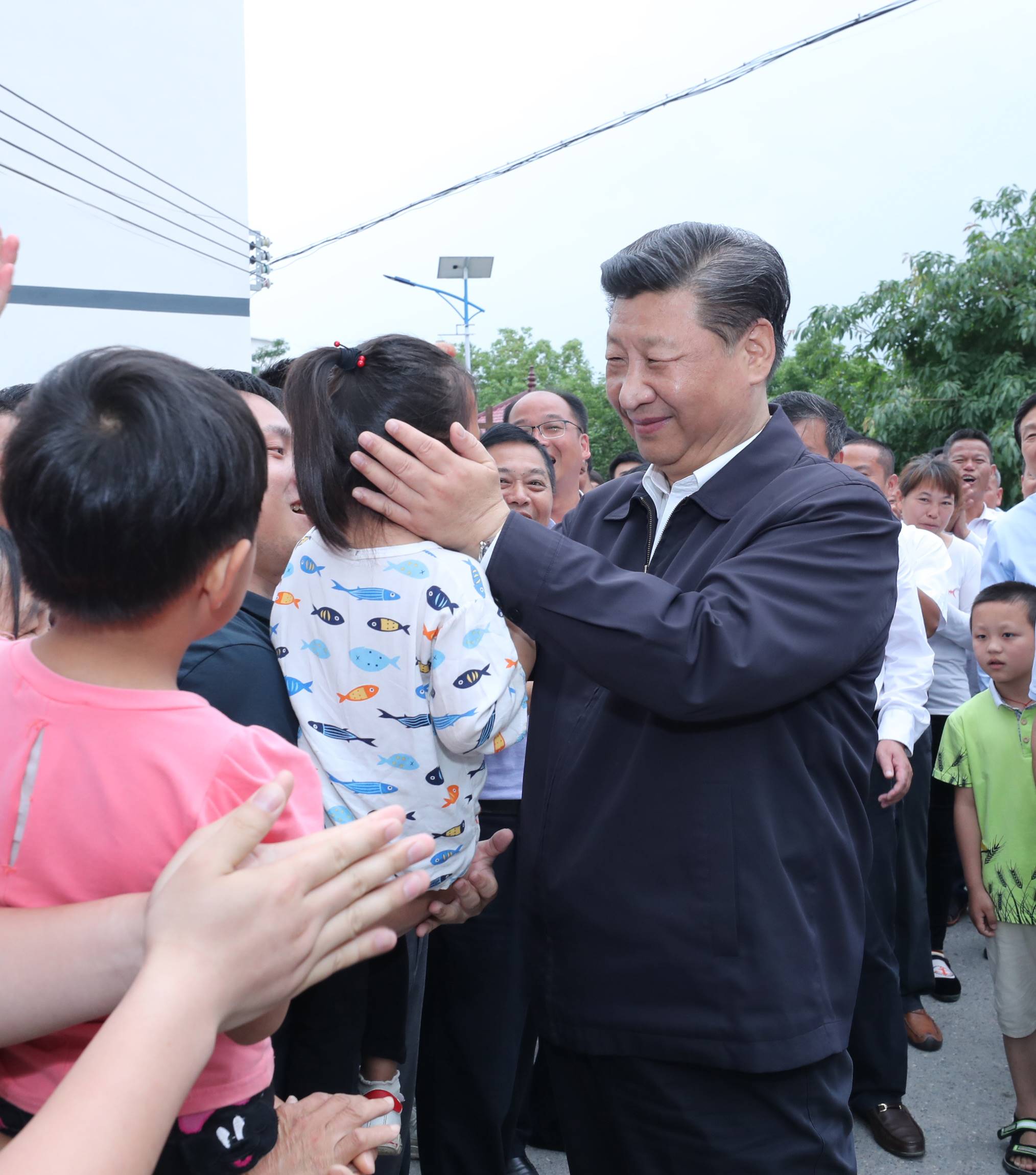 2019年5月20日，中共中央總書記、國家主席、中央軍委主席習近平深入贛南老區(qū)考察調研。這是習近平來到贛州市于都縣梓山鎮(zhèn)潭頭村親切看望老區(qū)群眾。新華社記者 鞠鵬 攝