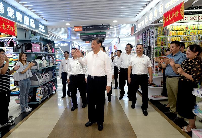△2023年9月20日，習(xí)近平總書記在浙江義烏國際商貿(mào)城考察時，同商戶親切交流。