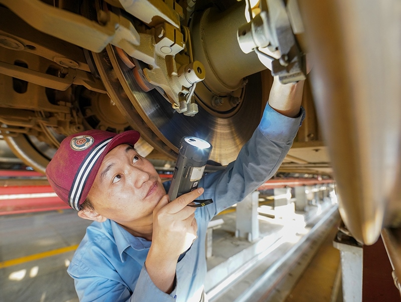 陳浦燕在對(duì)入庫(kù)動(dòng)車組進(jìn)行巡檢作業(yè)。受訪者供圖