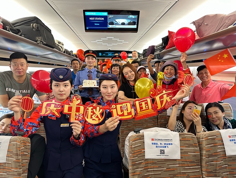 孫柄全與班組人員、旅客共同“慶中秋，迎國(guó)慶”。受訪者供圖