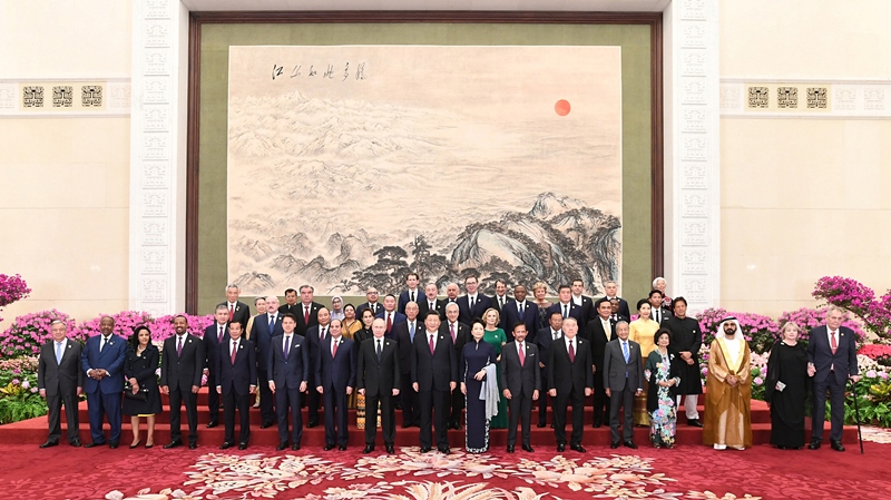 2019年4月26日，習(xí)近平主席和夫人彭麗媛在北京人民大會(huì)堂舉行宴會(huì)，歡迎出席第二屆“一帶一路”國際合作高峰論壇的外方領(lǐng)導(dǎo)人夫婦及嘉賓。這是習(xí)近平和彭麗媛同外方領(lǐng)導(dǎo)人夫婦及嘉賓合影留念。