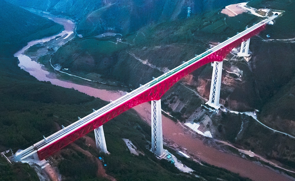 中老鐵路首發(fā)列車駛過中國云南省元江哈尼族彝族傣族自治縣境內(nèi)的元江雙線特大橋（2021年12月3日攝，無人機(jī)照片）。