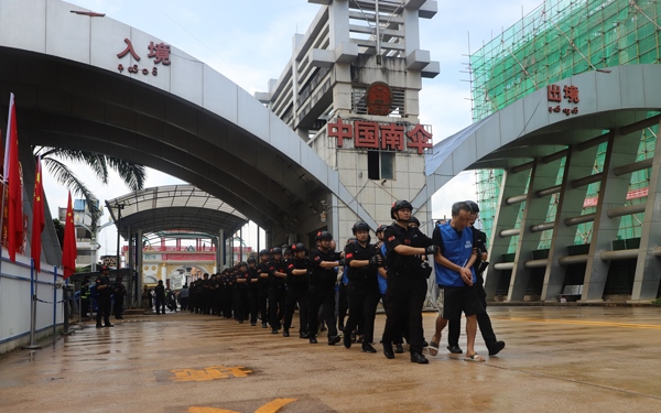 移交現(xiàn)場。公安部供圖