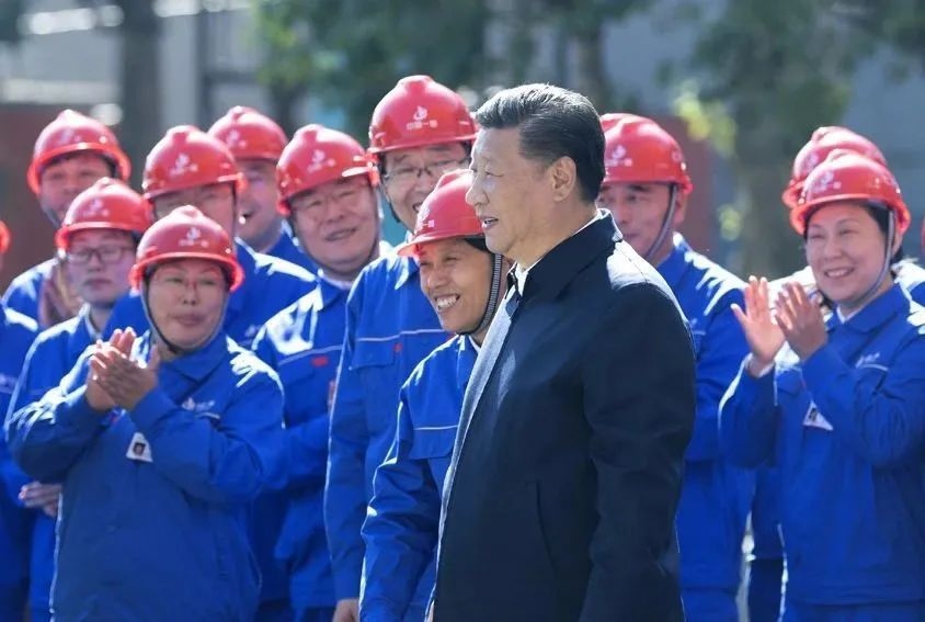 △2018年9月26日，習(xí)近平總書記來到中國一重集團，同工人親切交流。