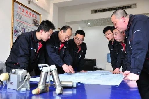 △李志強（左二）與班組成員在研究工作。