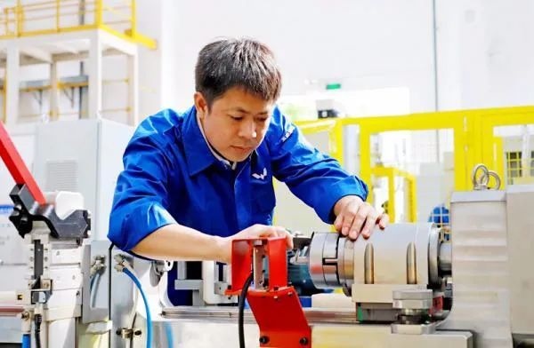 △鄭志明正在對襯套自動壓裝設(shè)備進行檢測調(diào)試。