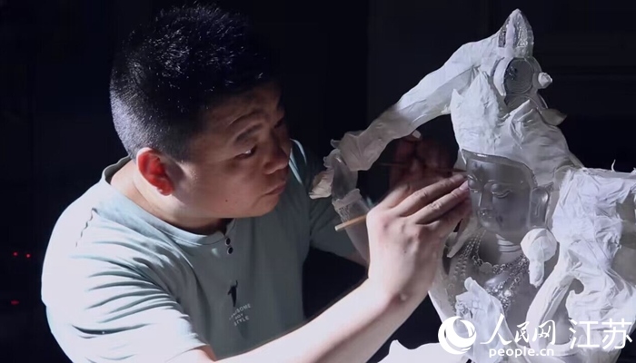 正在精雕細(xì)琢的東海水晶。 人民網(wǎng) 范堯攝