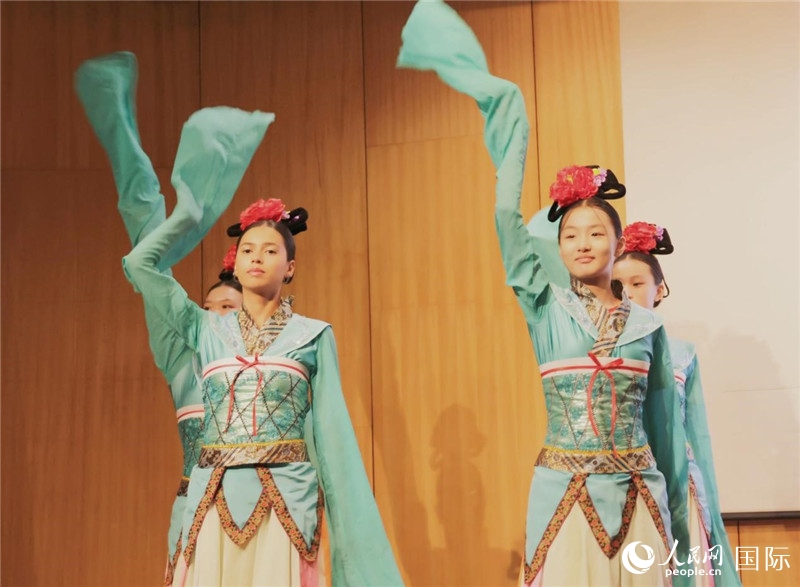 兩國文化志愿者共同表演中國傳統(tǒng)舞蹈。人民網(wǎng)記者 陳海琪攝