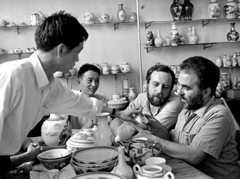 ↑ 在1978年的廣交會上，意大利客商在洽談選購景德鎮(zhèn)瓷器。