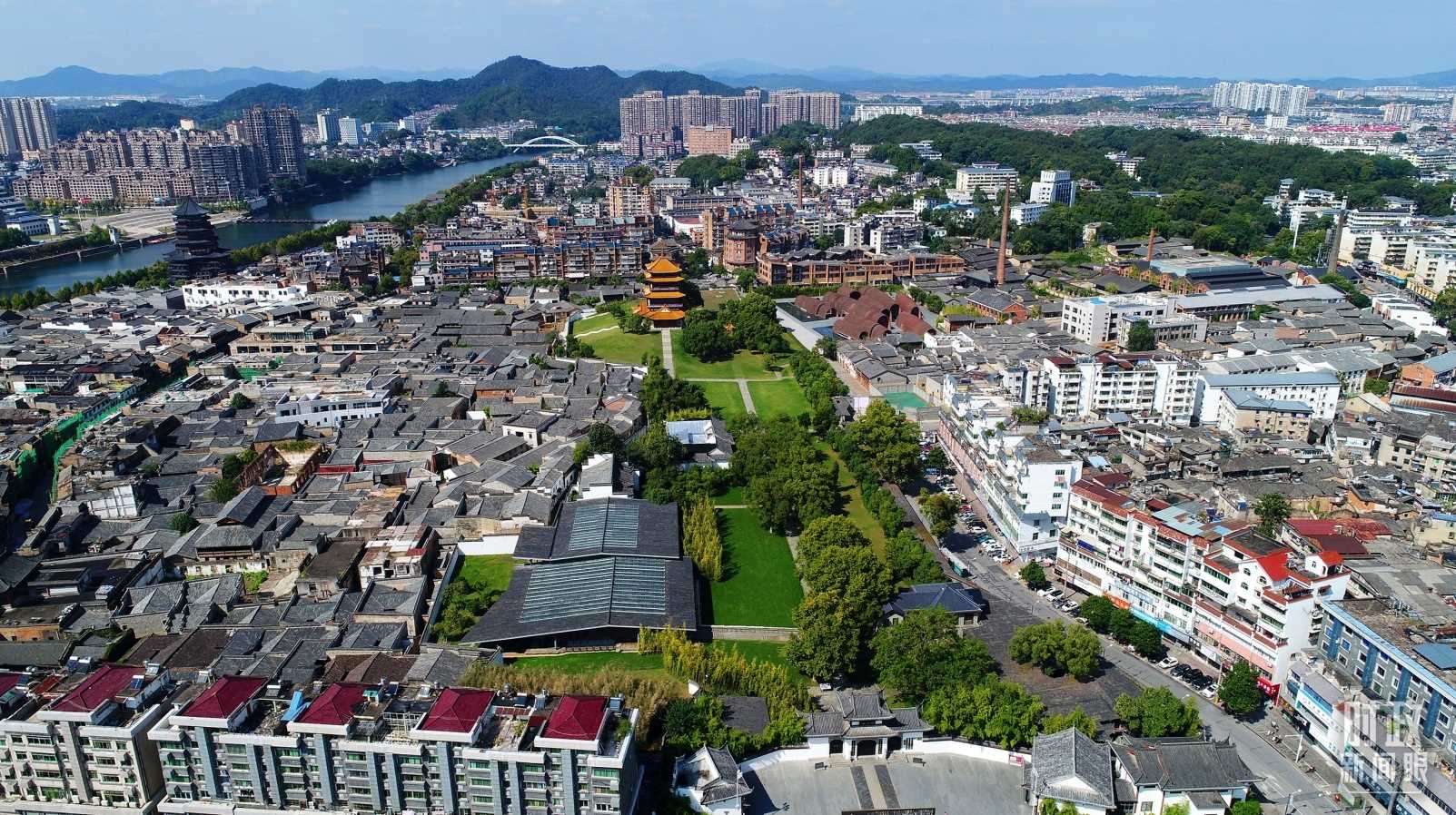 △景德鎮(zhèn)陶陽里歷史文化街區(qū)俯瞰。（總臺央視記者范凱拍攝）