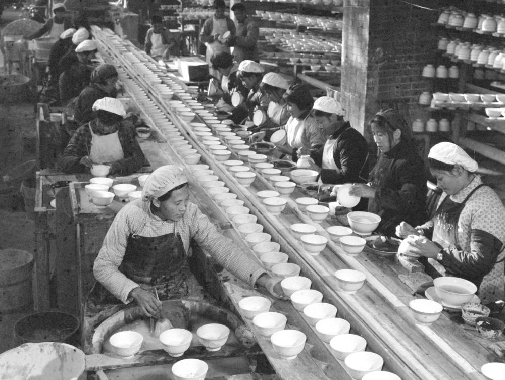 ↑ 1978年，景德鎮(zhèn)為民瓷廠工人生產(chǎn)日用瓷。