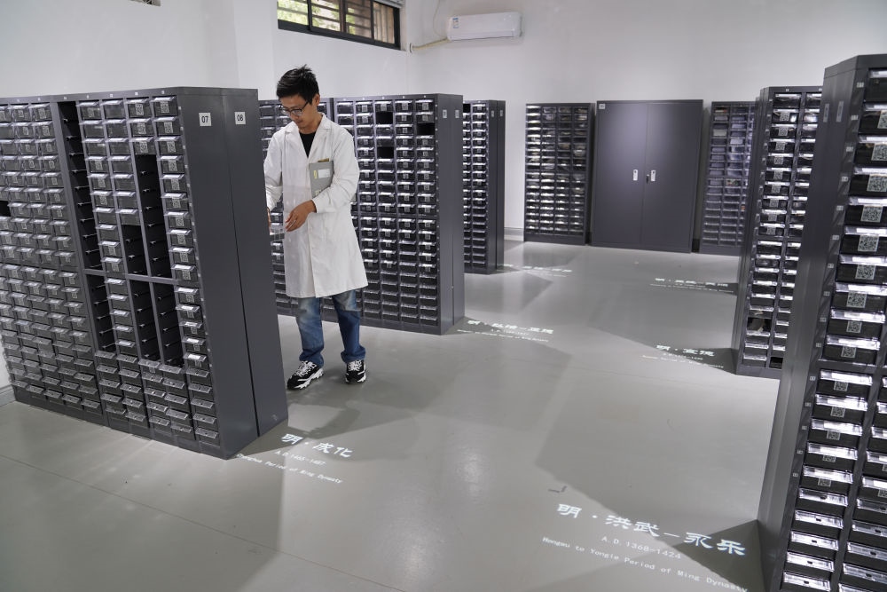 ↑工作人員在古陶瓷基因庫里工作（2023年5月16日攝）。