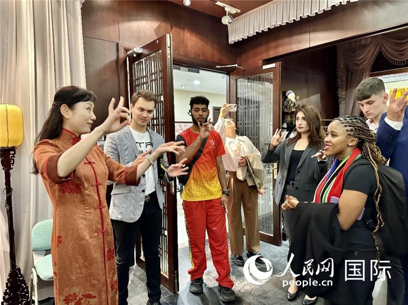 國際民間人士代表團參觀古北市民中心昆曲教室。人民網(wǎng)記者 周雨攝